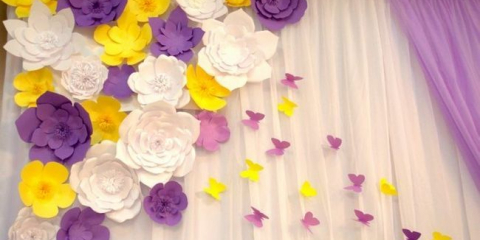 Velké papírové květiny na ozdobu sálu